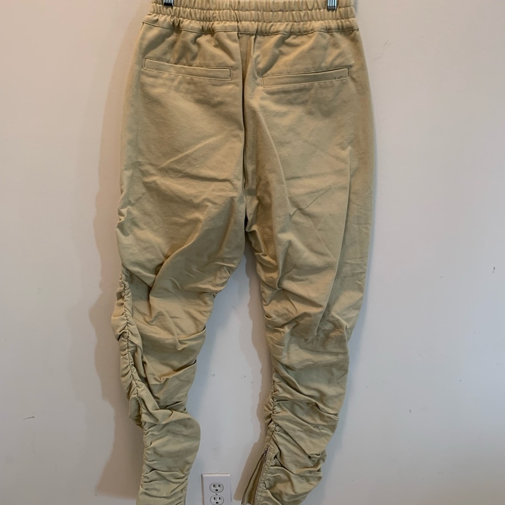 Location Unknown Khnd Studios - image 4